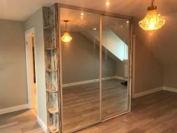 Mirror sliding wardrobe with open corner shelves