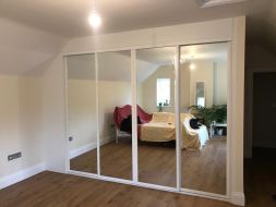 Mirror sliding wardrobe in white